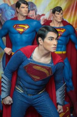菲律宾男子整容23次成现实版超人