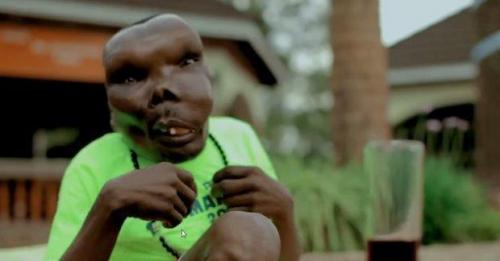 乌干达“最丑男子”靠脸吃饭