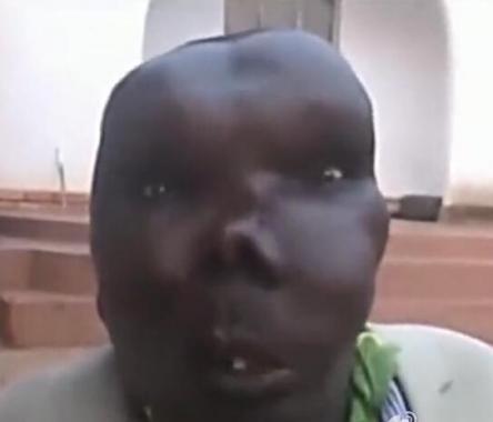 乌干达“最丑男子”靠脸吃饭