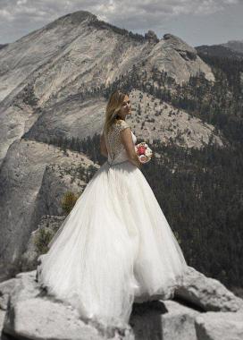 夫妻爬1400米悬崖顶拍婚纱照