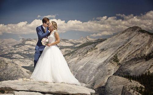 夫妻爬1400米悬崖顶拍婚纱照