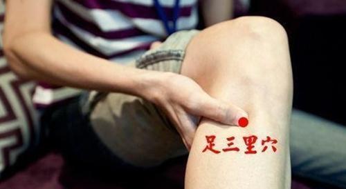 中医药 中医常识  胃痛时,用双手拇指按揉双腿足三里穴(位于膝盖下