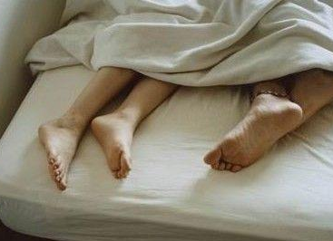 两性 约炮攻略 床上技巧       男生双手捧抱女生的臀部摇晃,就像优美