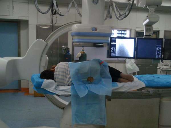 腰椎间盘突出微创介入治疗手术场景_张洪新