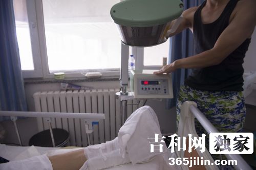 松原新娘婚礼前夜脚趾被钢管戳断 答谢宴成新郎独角戏