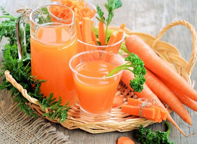 胡萝卜汁以胡萝卜为主要原料,可以加一些糖或