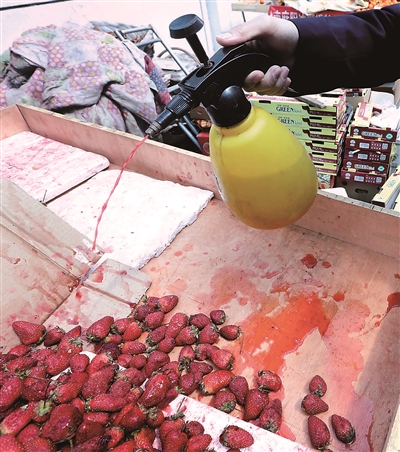 商贩手中现神奇喷壶 “草霉”瞬间变“草莓”