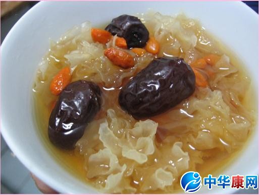 冰糖银耳汤是非常简单易做的一道家常汤品,冰糖银耳汤能够阴止嗽
