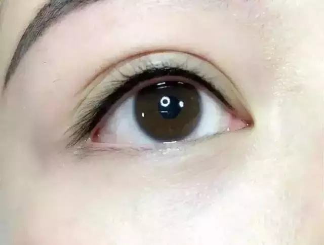美瞳线是精细活,粗显老,长太挑,只能刚刚好!