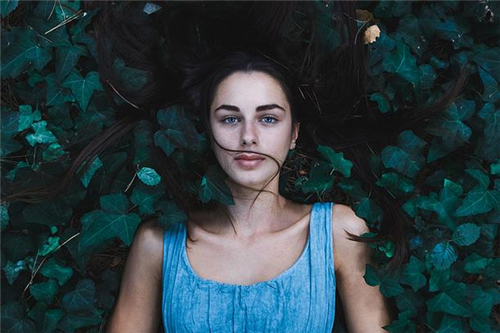 　　宫颈炎是女性常见的妇科疾病之一，在生活中比较常见，而很多女性患者患有宫颈炎的时候都选择忽视，这是让许多女性走上更加严重的情况，那么女性患有宫颈炎在生活中该如何去护理呢?  　　宫颈炎的护理主要有以下几种措施：  　　一、疾病预防。注意提高技术水平，分娩及手术时减少宫颈裂伤，发现裂伤及时正确缝合。加强预防，避免分娩时或器械损伤宫颈，发现宫颈损伤要注意及时缝合。  　　二、心理护理。耐心倾听患者倾诉，及时解答患者提问，及时汇报病情，以缓解不良情绪。  　　三、术后护理。术后要注意每天清洗外阴2次，保持外阴清洁，禁止性交、盆浴及阴道灌洗2个月。  　　告知患者物理治疗后均有阴道分泌物增多，术后1-2周脱痂时可有少量血水或少许流血，此为正常，不需就诊。出血量多者需急诊处理。局部用止血粉或压迫止血，必要时加用抗生素。一般于2个月后复查，末痊愈者可择期再作第二次治疗。治疗前常规行宫颈刮片细胞学检查，以排除癌变可能。  　　太原丽人妇科医院的医生提醒：女性朋友在生活中要时常注意自己的身体健康，如出现什么异常情况，应尽早到正规的医院接受检查与治疗。如果您还有什么其他疑问请点击在线咨询或来电咨询我们的医生!我们将竭诚为您服务!
