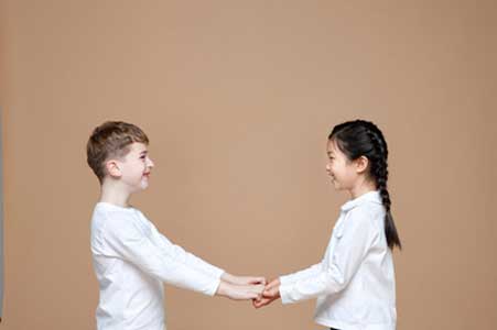 孩子效仿情爱镜头时父母应该怎么办