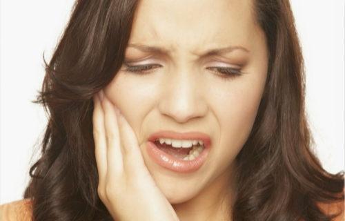 可用相应的具有中和性的药液冲洗,涂抹或是用温水冲洗,溃疡大而疼痛者