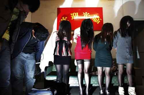民警控制了一处休闲中心的四位涉嫌卖淫的女子。