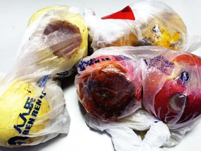 超市特价销售腐烂水果 长期食用会引发各种疾病